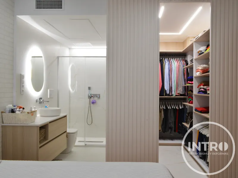 Baño-vestidor reformado en Montegrande