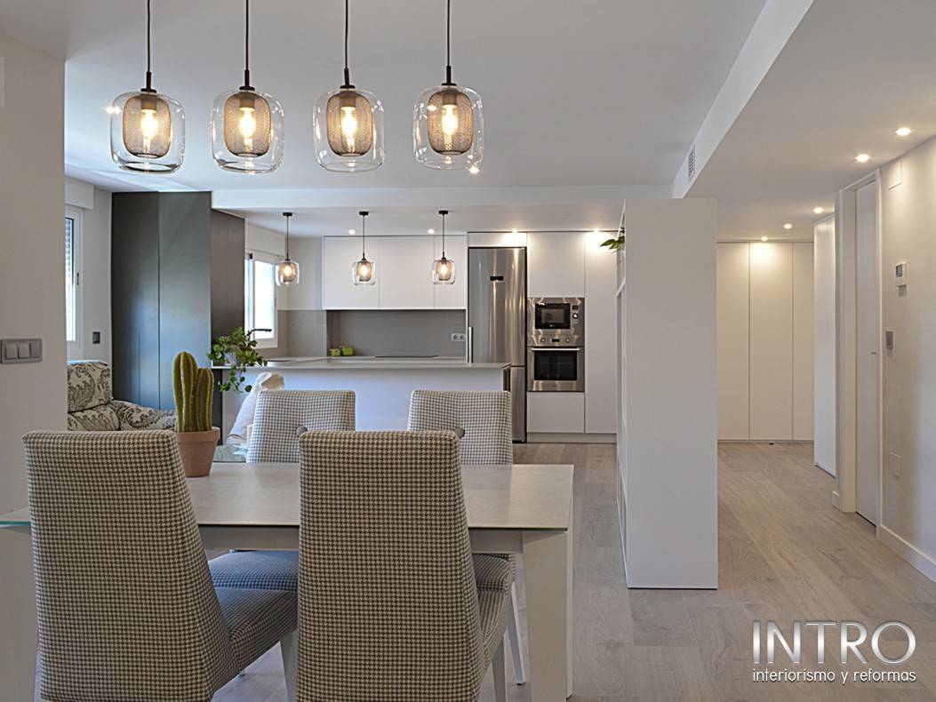 Cocina y salón abiertos reformados por INTROreformas en un piso de Murcia