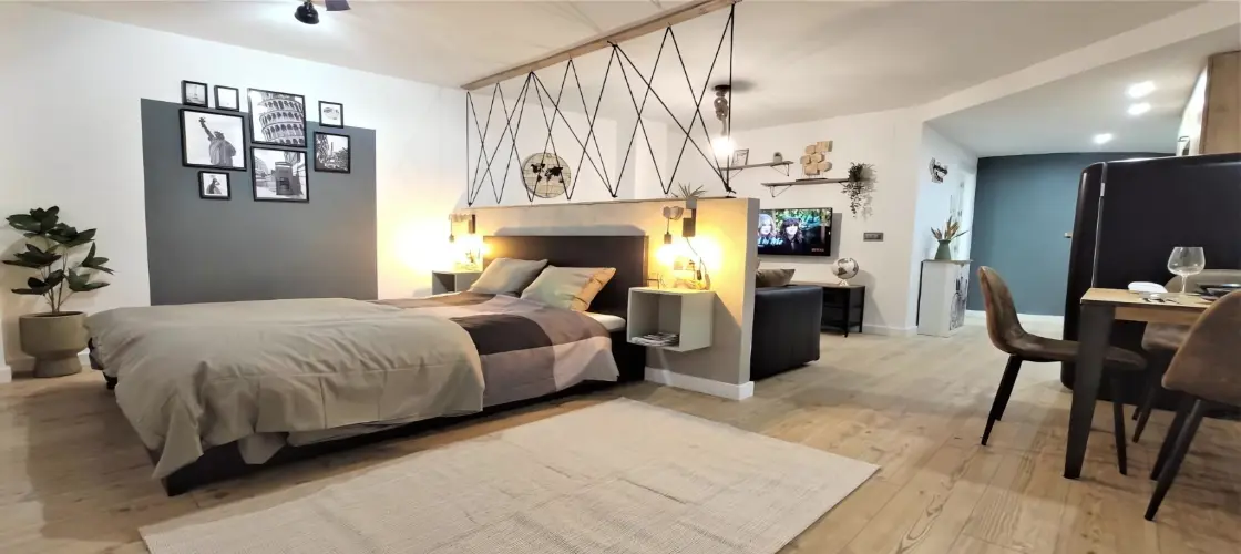 Loft de María en el centro de Murcia: dormitorio abierto al salón con suelo de madera